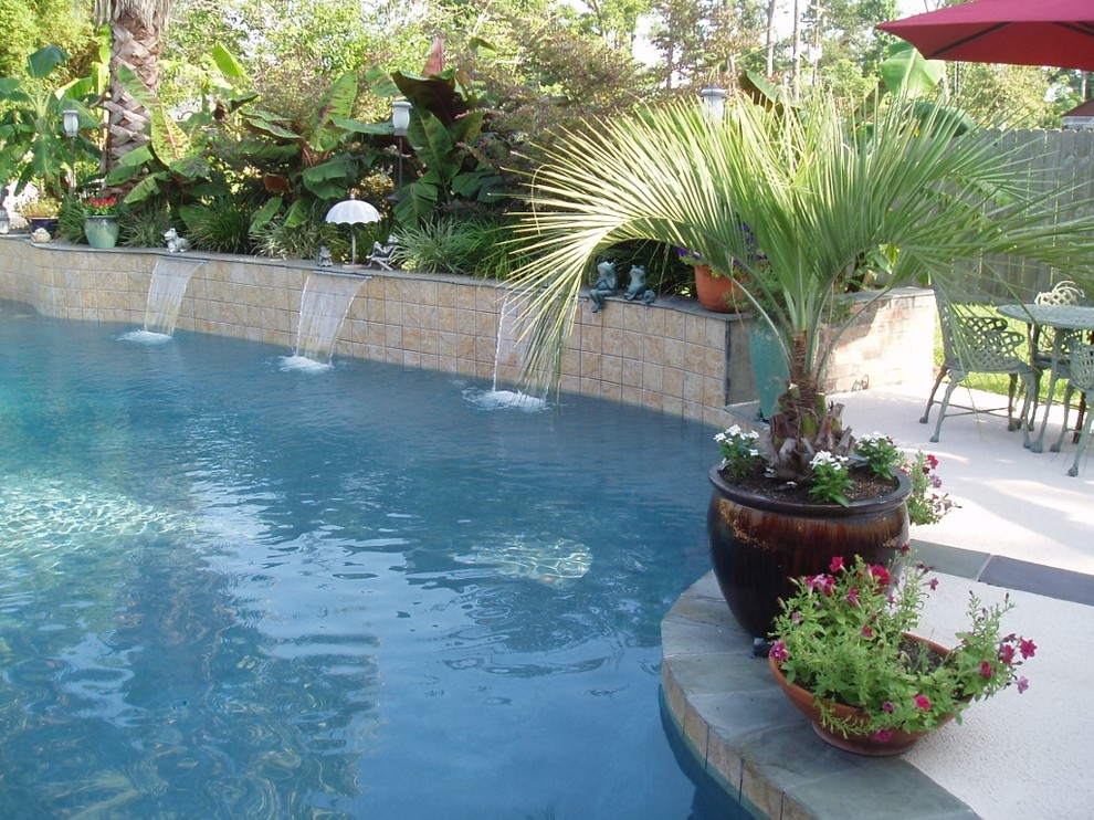 Пример оригинального дизайна: бассейн произвольной формы на заднем дворе в современном стиле с фонтаном