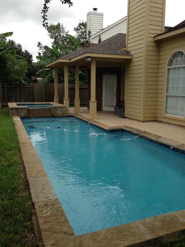 Kleiner Moderner Pool hinter dem Haus in rechteckiger Form mit Betonplatten in Houston