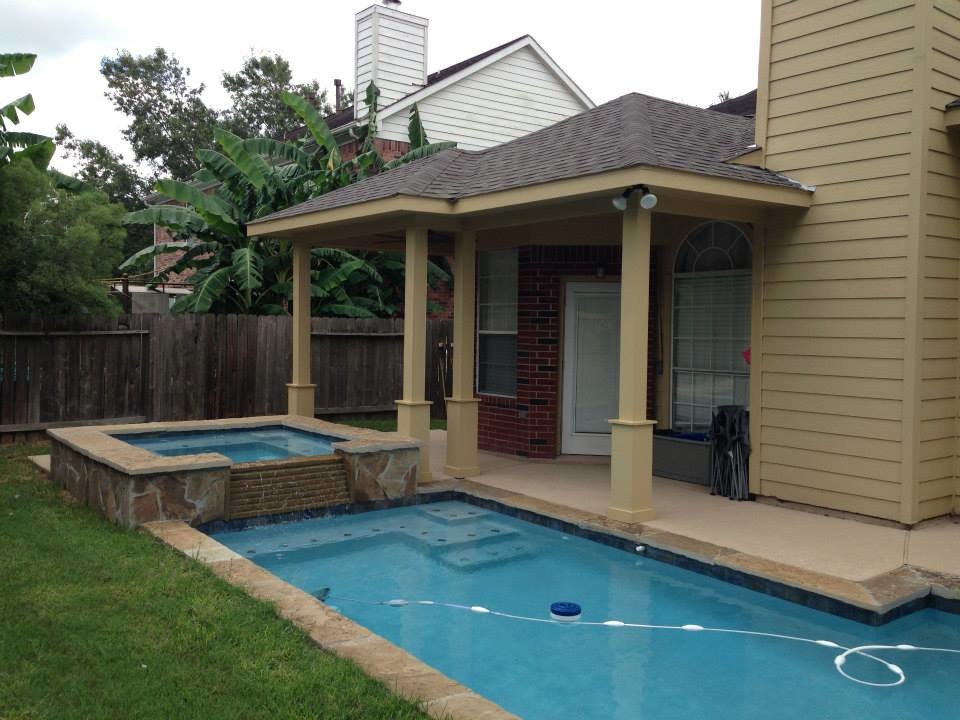 Idee per una piccola piscina naturale american style rettangolare dietro casa con una vasca idromassaggio e lastre di cemento