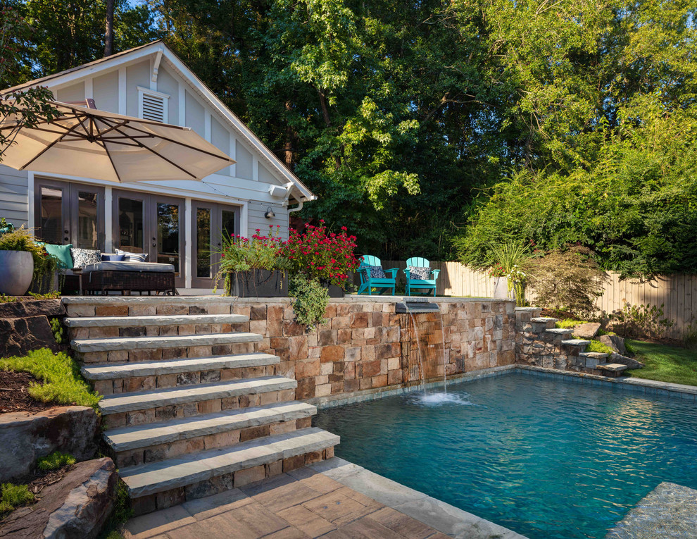 Großer Klassischer Pool hinter dem Haus in L-Form mit Natursteinplatten in Atlanta