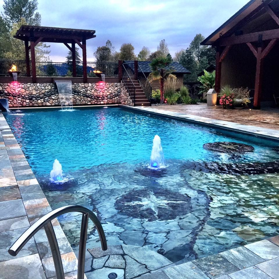 Ispirazione per una grande piscina contemporanea personalizzata dietro casa con pavimentazioni in pietra naturale