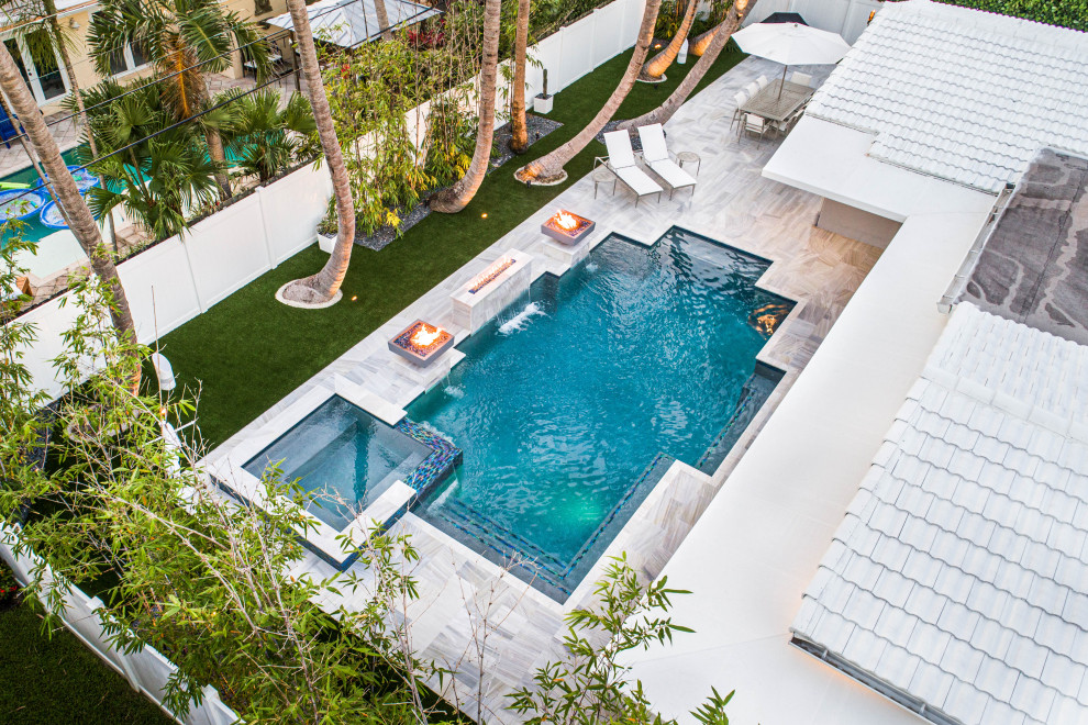 На фото: бассейн среднего размера, произвольной формы на заднем дворе в стиле модернизм с фонтаном с
