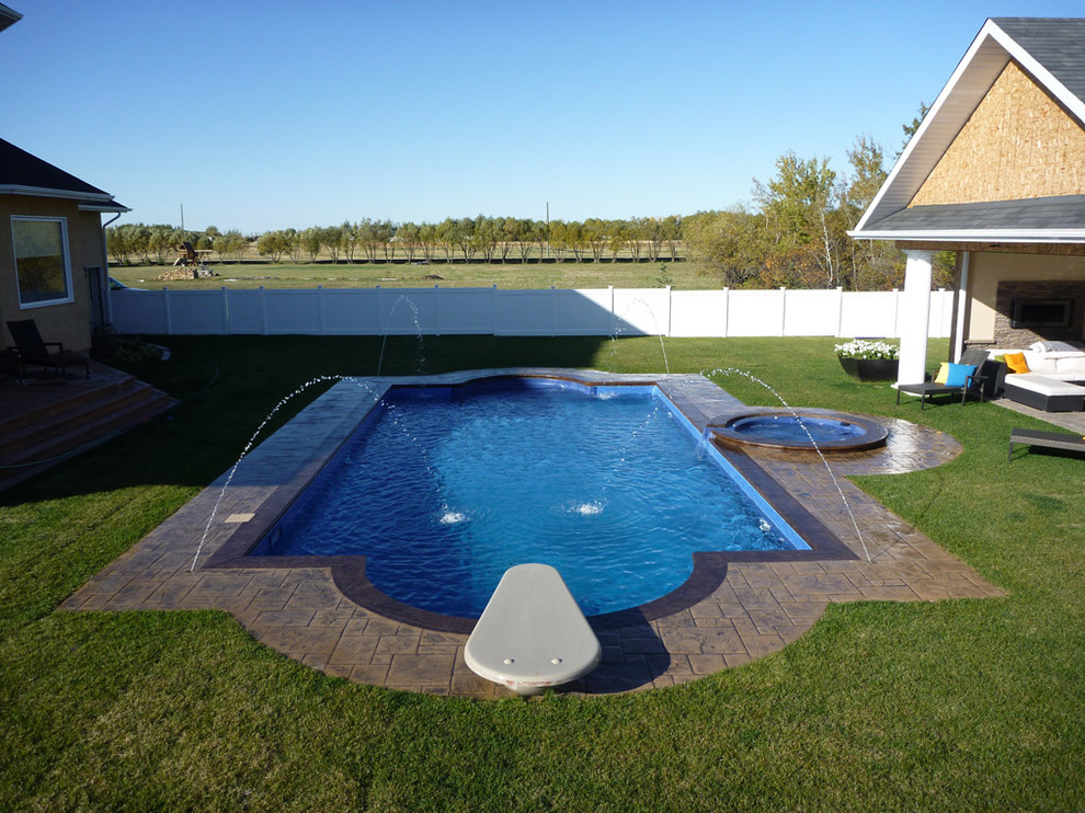 Свежая идея для дизайна: прямоугольный бассейн в морском стиле - отличное фото интерьера