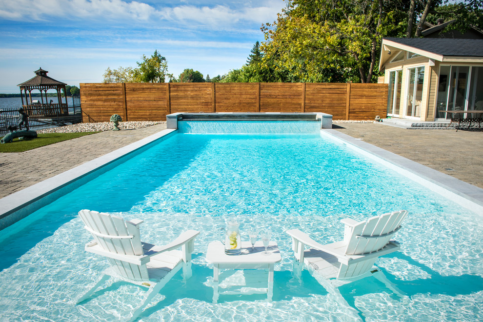 Идея дизайна: прямоугольный бассейн среднего размера на заднем дворе в современном стиле с домиком у бассейна и мощением клинкерной брусчаткой