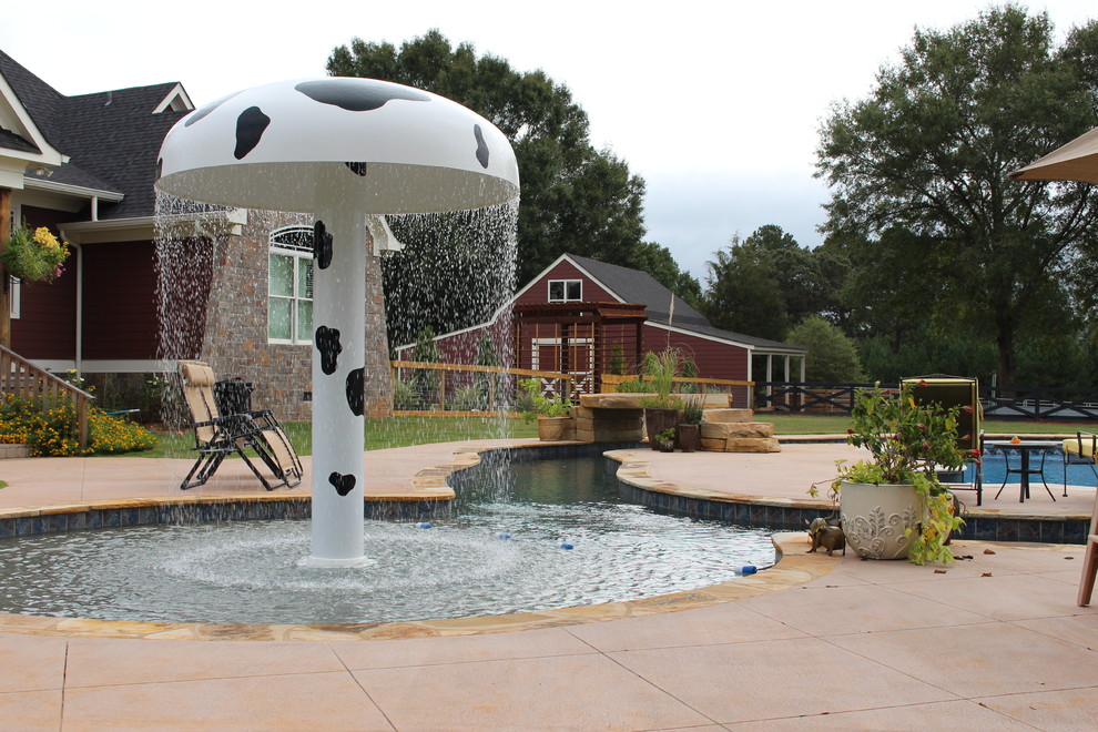 Ejemplo de piscina con fuente campestre extra grande a medida en patio trasero