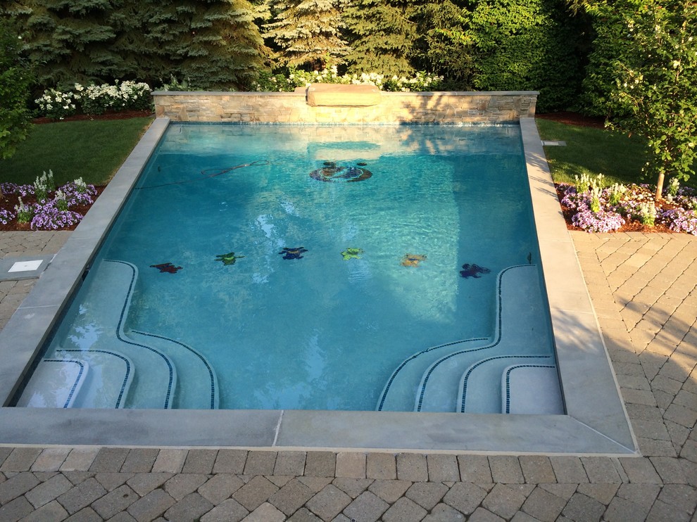 Источник вдохновения для домашнего уюта: прямоугольный бассейн среднего размера на заднем дворе в классическом стиле с покрытием из каменной брусчатки