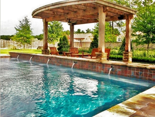 Пример оригинального дизайна: большой бассейн произвольной формы на заднем дворе в стиле модернизм с фонтаном и покрытием из декоративного бетона