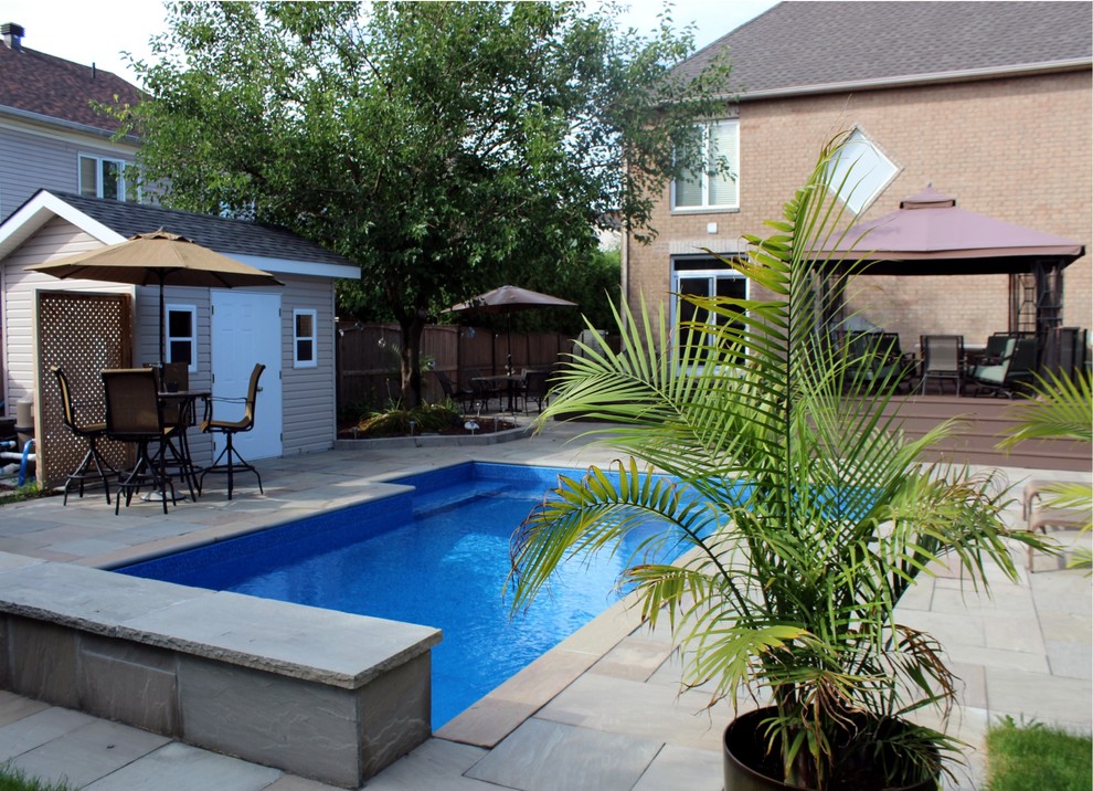 Esempio di una grande piscina monocorsia classica personalizzata dietro casa con fontane e piastrelle