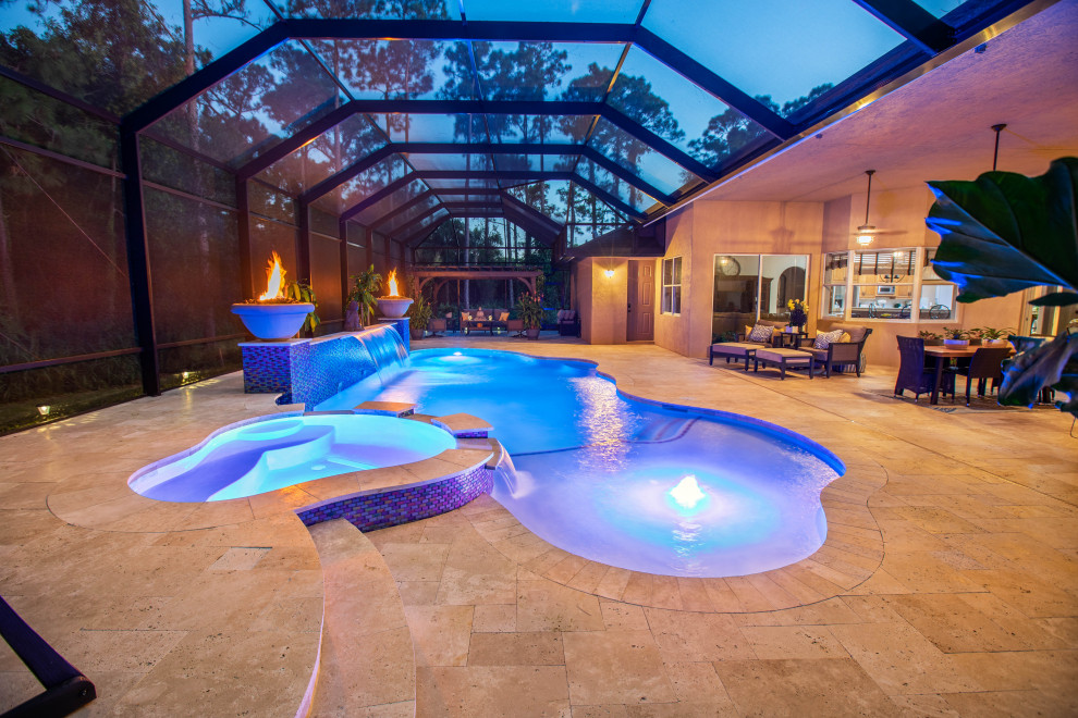 Foto de piscina con fuente natural minimalista grande a medida en patio trasero con adoquines de piedra natural