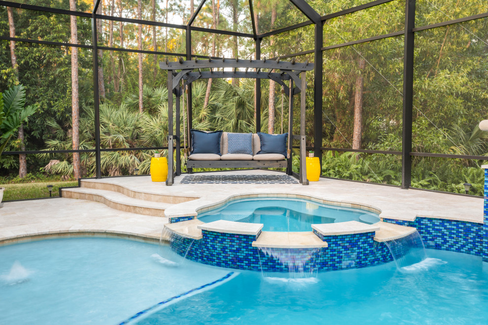 Foto di una grande piscina naturale minimalista personalizzata dietro casa con fontane e pavimentazioni in pietra naturale