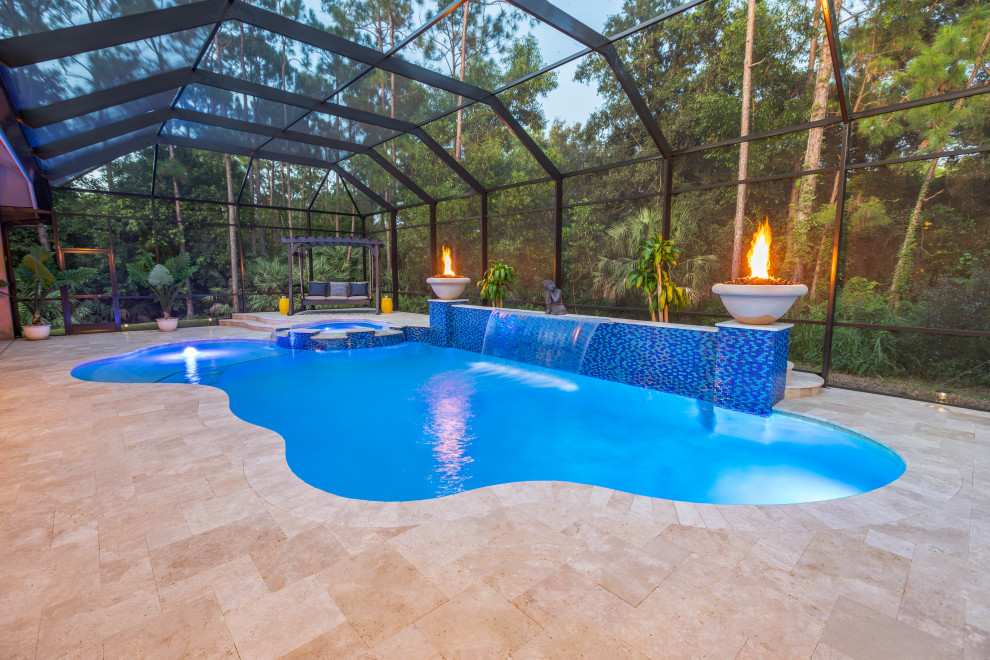 Exemple d'une grande piscine naturelle et arrière moderne sur mesure avec un point d'eau et des pavés en pierre naturelle.