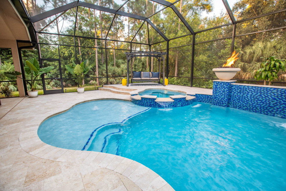 Großer Moderner Schwimmteich hinter dem Haus in individueller Form mit Wasserspiel und Natursteinplatten in Miami