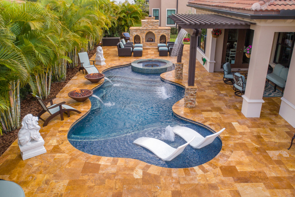 Diseño de piscina con fuente de tamaño medio a medida en patio trasero con adoquines de piedra natural