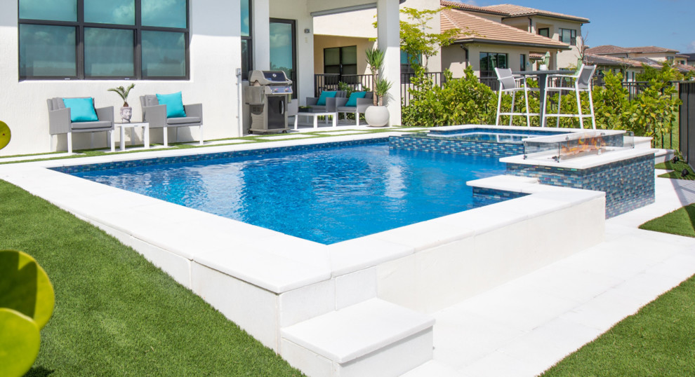 Custom Pool with Tiled Spa in Pembroke Pines Modern Pool Miami