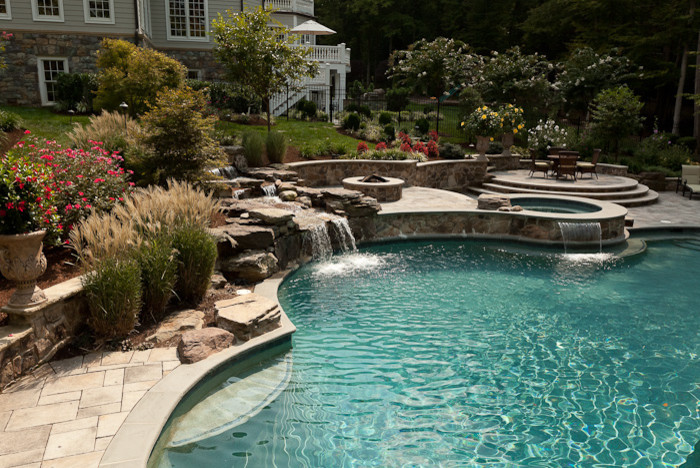 Ispirazione per una piscina naturale bohémian personalizzata di medie dimensioni e nel cortile laterale con fontane e pavimentazioni in cemento
