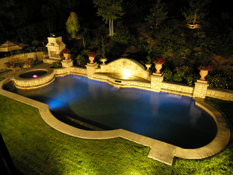 Imagen de piscinas y jacuzzis naturales mediterráneos grandes a medida en patio trasero