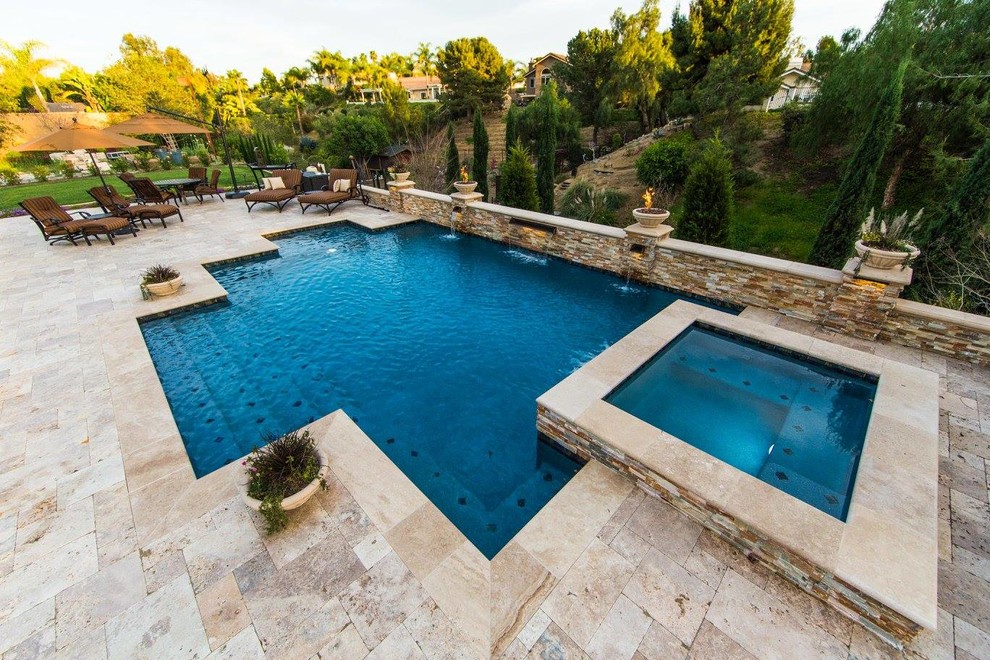 Imagen de piscina con fuente alargada contemporánea de tamaño medio rectangular en patio trasero con losas de hormigón