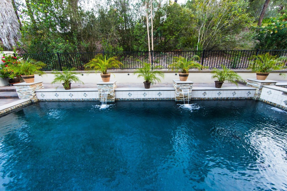 Großer Moderner Pool hinter dem Haus in rechteckiger Form mit Pflastersteinen in San Diego