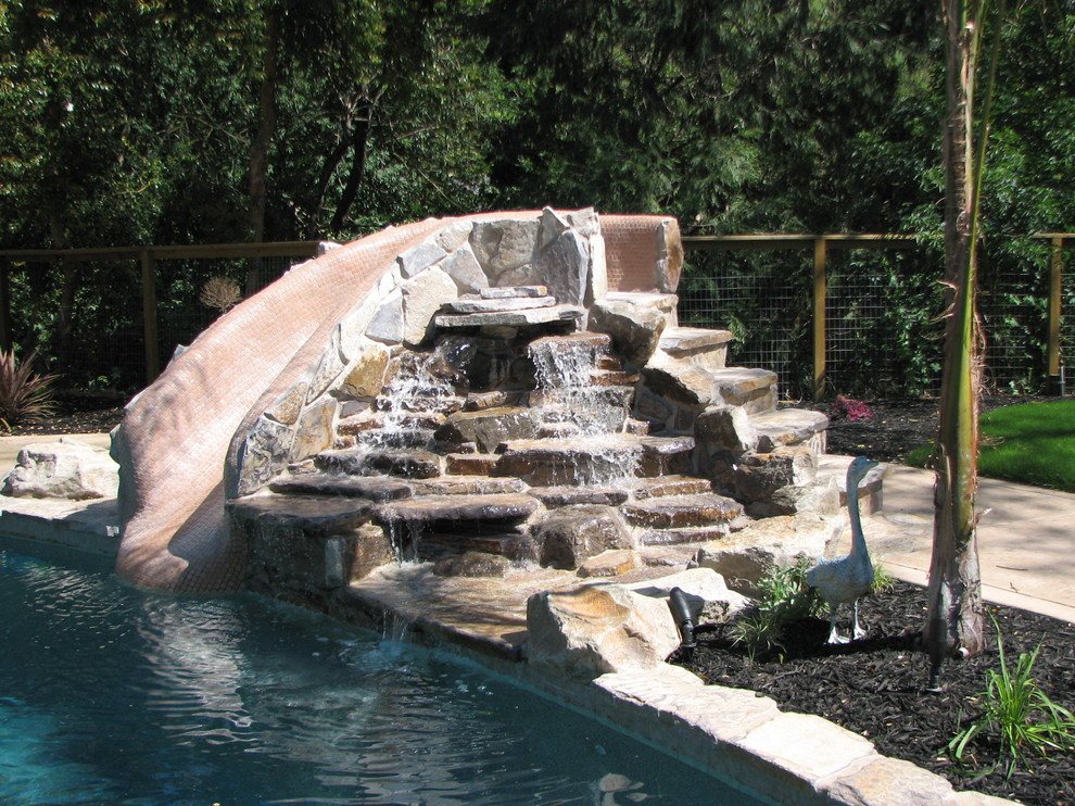 Diseño de piscina infinita vintage a medida en patio trasero con losas de hormigón