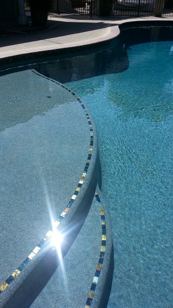 Réalisation d'une piscine arrière design sur mesure avec une dalle de béton.