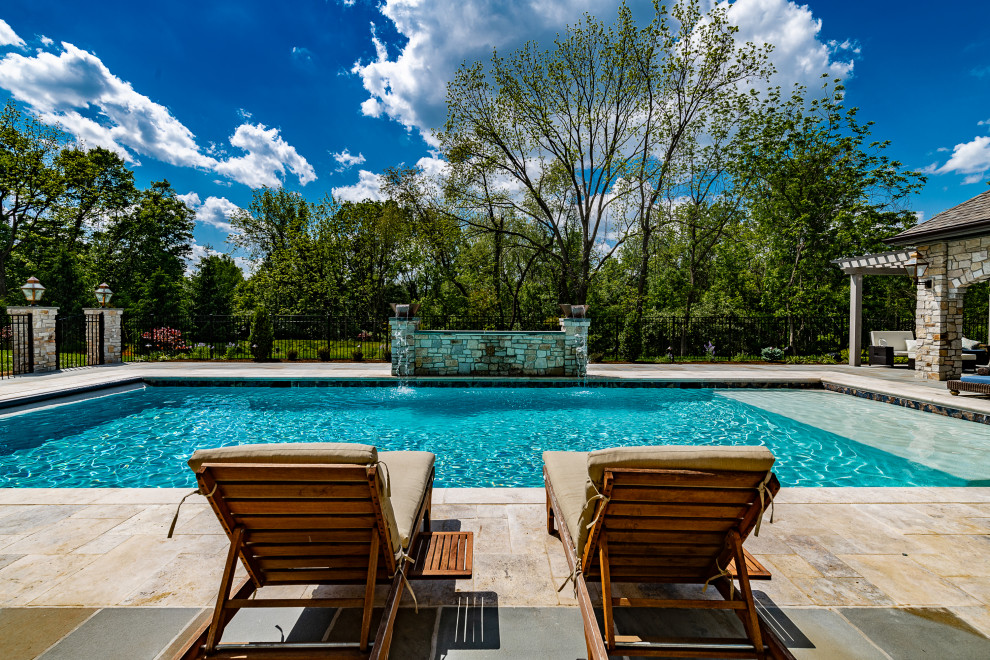 Großer Klassischer Pool hinter dem Haus in rechteckiger Form mit Wasserspiel und Natursteinplatten in Wilmington