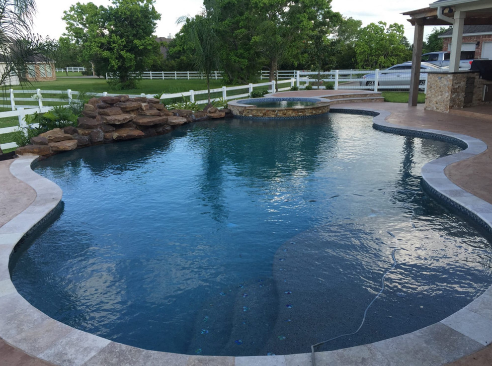 Großer Uriger Pool hinter dem Haus in individueller Form mit Betonplatten in Orange County