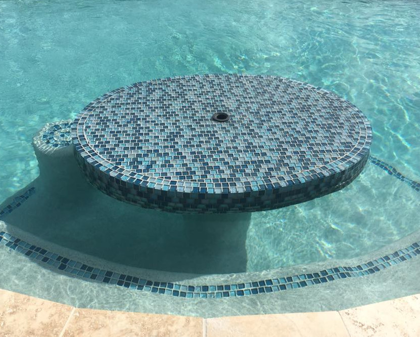 На фото: естественный бассейн на заднем дворе в современном стиле с покрытием из плитки с