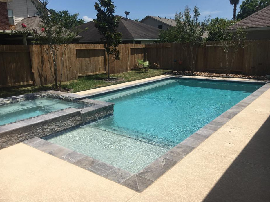 Imagen de piscinas y jacuzzis clásicos renovados de tamaño medio rectangulares en patio trasero con losas de hormigón