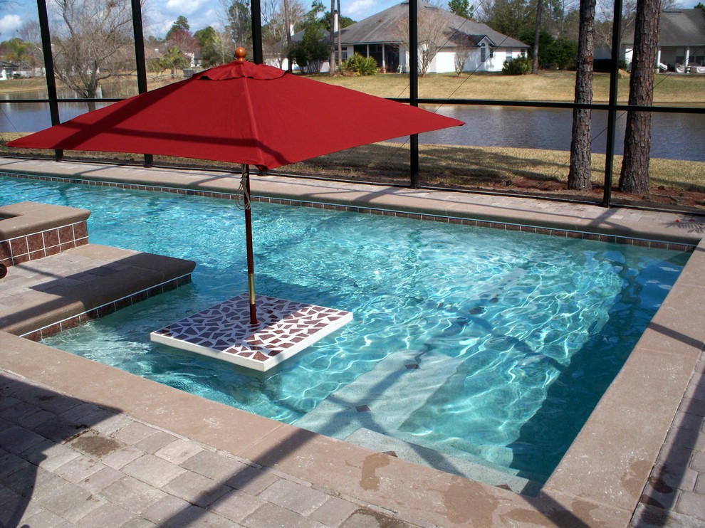 Aménagement d'une piscine arrière contemporaine de taille moyenne et rectangle.