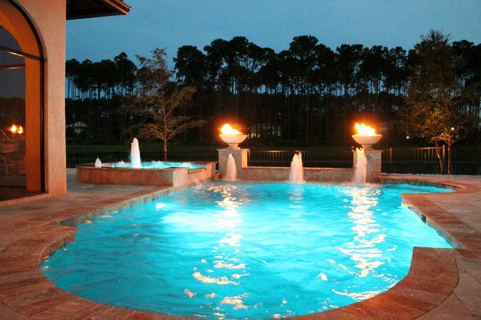 Idee per una piscina chic personalizzata dietro casa