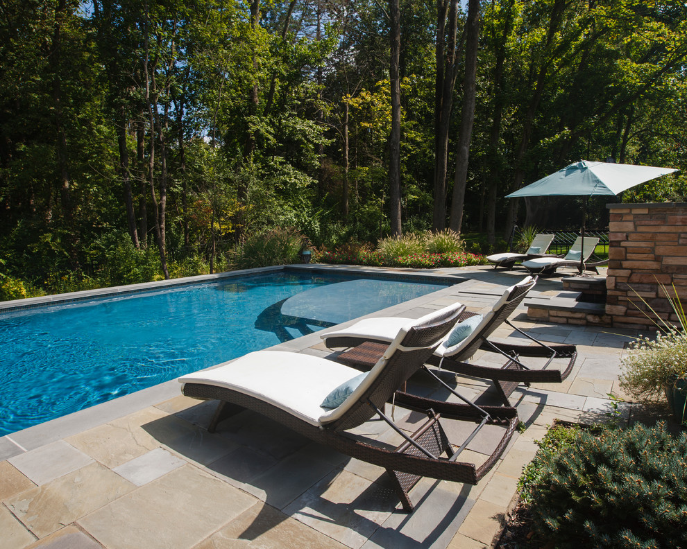Стильный дизайн: большой естественный, прямоугольный бассейн на заднем дворе в классическом стиле с джакузи и покрытием из каменной брусчатки - последний тренд