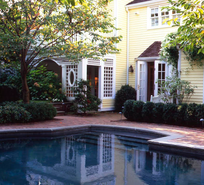 Idee per una grande piscina monocorsia classica rettangolare dietro casa con una vasca idromassaggio e pavimentazioni in mattoni