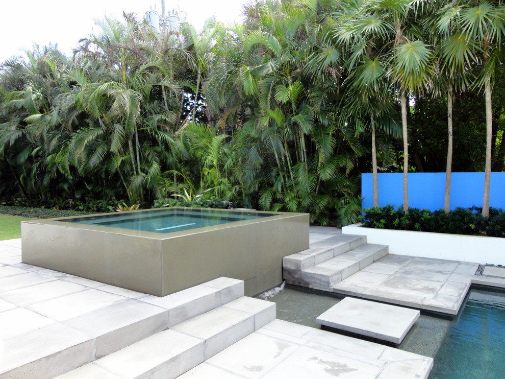 Esempio di una grande piscina minimal dietro casa con una vasca idromassaggio