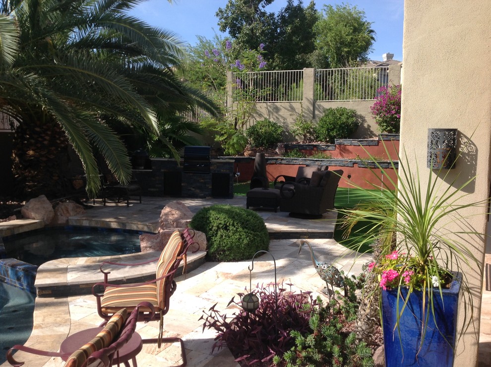 Imagen de casa de la piscina y piscina natural de estilo americano de tamaño medio a medida en patio trasero con suelo de baldosas