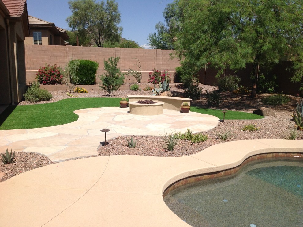 Modelo de casa de la piscina y piscina natural de estilo americano de tamaño medio a medida en patio trasero con suelo de baldosas