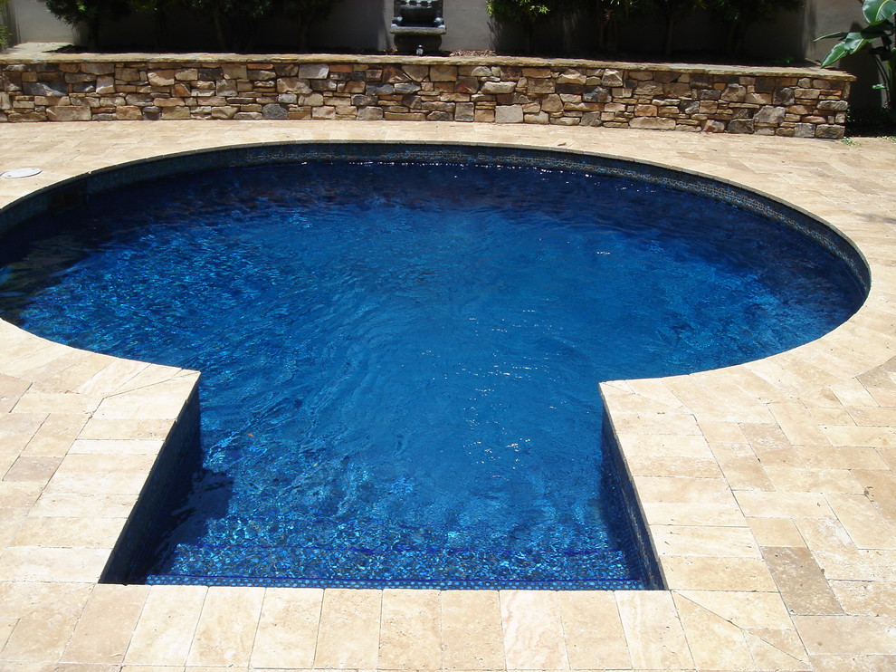 Esempio di una piscina minimal