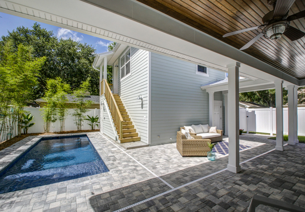 Immagine di una piccola piscina monocorsia stile marinaro rettangolare in cortile con pavimentazioni in cemento e una dépendance a bordo piscina