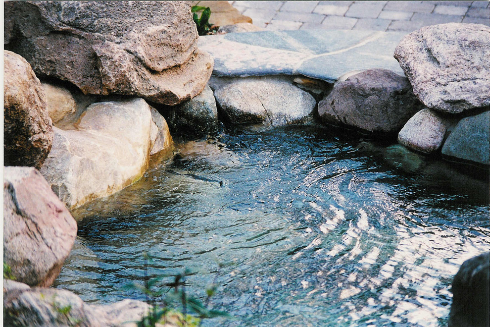 Idée de décoration pour une piscine tradition.