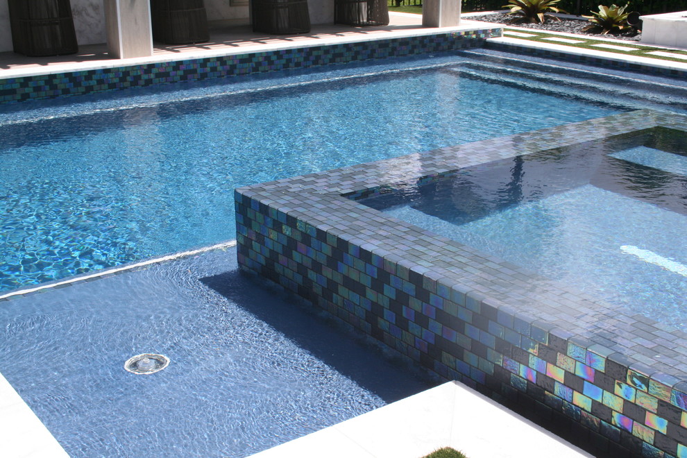 Custom Straight Edge Pool and Wet Edge Spa in Delray Beach, Florida Modern Pool Miami by