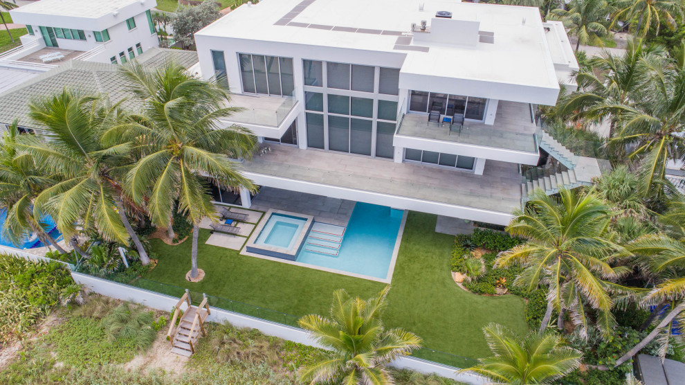Großer Moderner Pool hinter dem Haus in individueller Form mit Betonboden in Miami