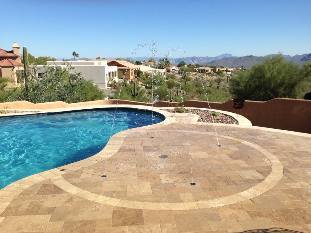 Mittelgroßer Moderner Schwimmteich hinter dem Haus in individueller Form mit Wasserspiel und Natursteinplatten in Phoenix