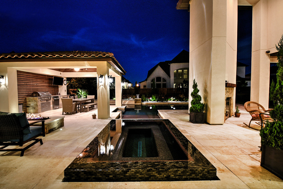 Idee per una grande piscina monocorsia minimalista rettangolare dietro casa con una vasca idromassaggio e piastrelle