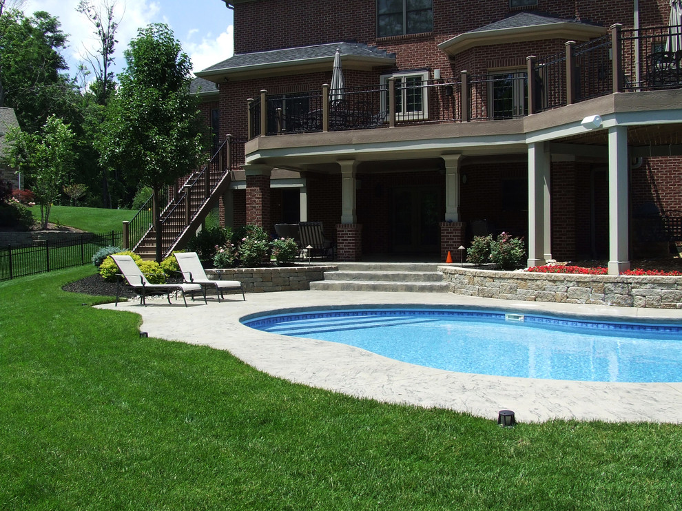 Idee per una piscina chic personalizzata di medie dimensioni e dietro casa con cemento stampato