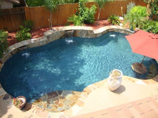 Идея дизайна: бассейн произвольной формы на заднем дворе в классическом стиле