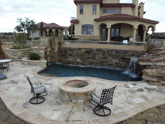 Свежая идея для дизайна: бассейн произвольной формы на заднем дворе в средиземноморском стиле - отличное фото интерьера
