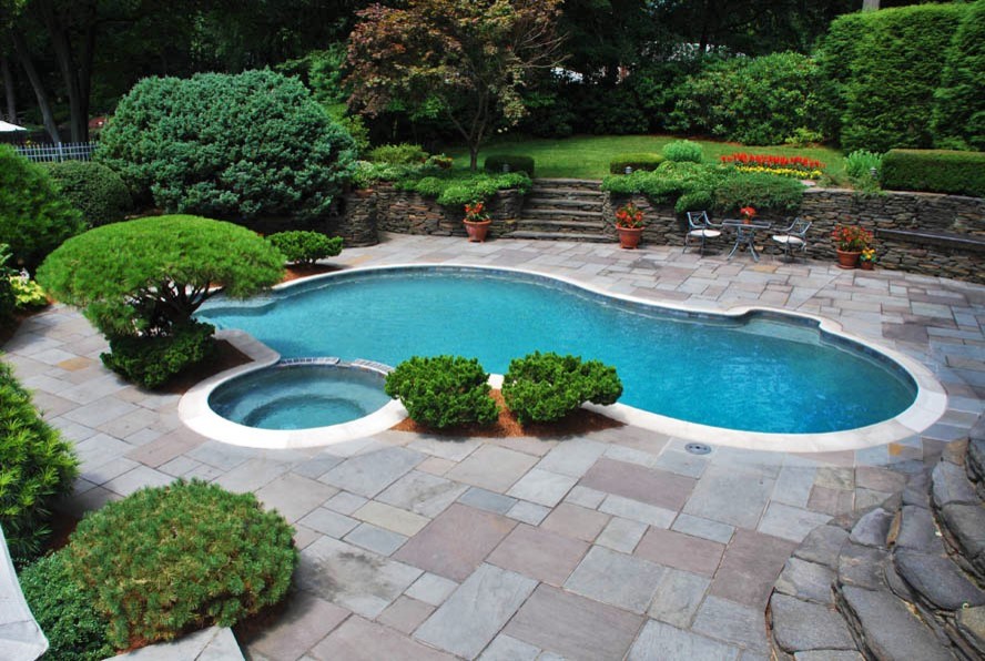 Свежая идея для дизайна: большой бассейн произвольной формы на заднем дворе в стиле модернизм с джакузи и покрытием из декоративного бетона - отличное фото интерьера