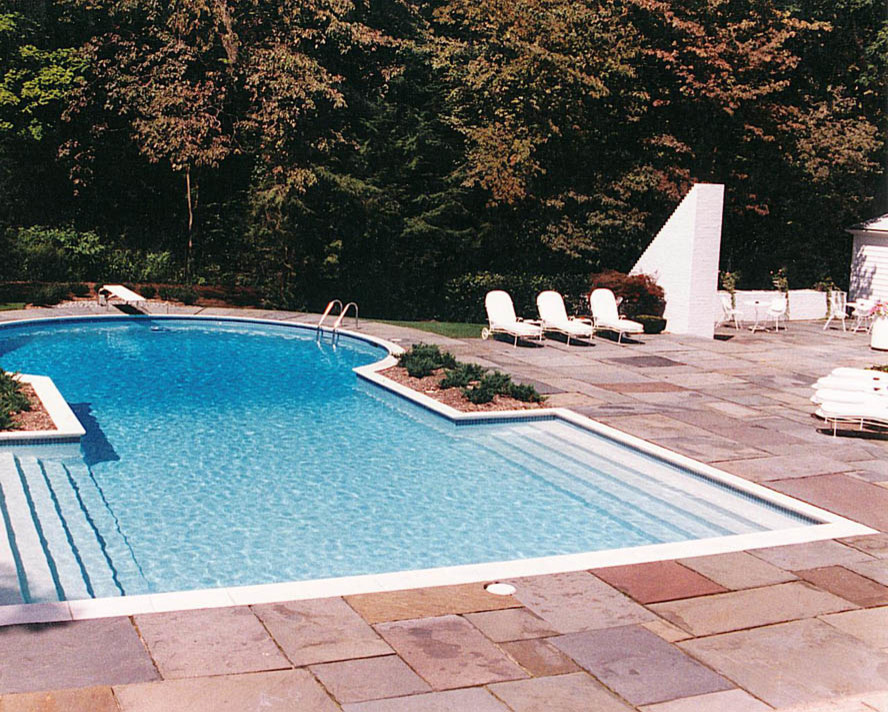 Großer Moderner Whirlpool hinter dem Haus in individueller Form mit Stempelbeton in New York
