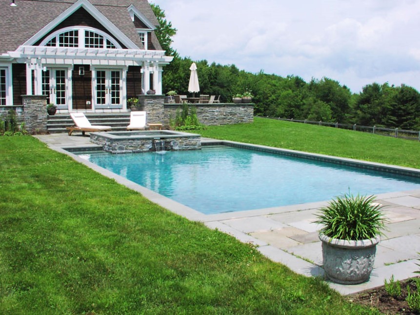 Foto de piscinas y jacuzzis minimalistas grandes a medida en patio trasero con suelo de hormigón estampado