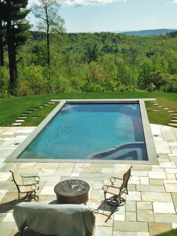 Стильный дизайн: большой бассейн произвольной формы на заднем дворе в стиле модернизм с джакузи и покрытием из декоративного бетона - последний тренд