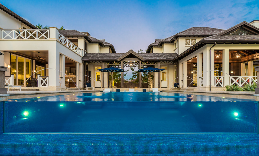 Gefliester Infinity-Pool hinter dem Haus in rechteckiger Form mit Wasserspiel in Miami